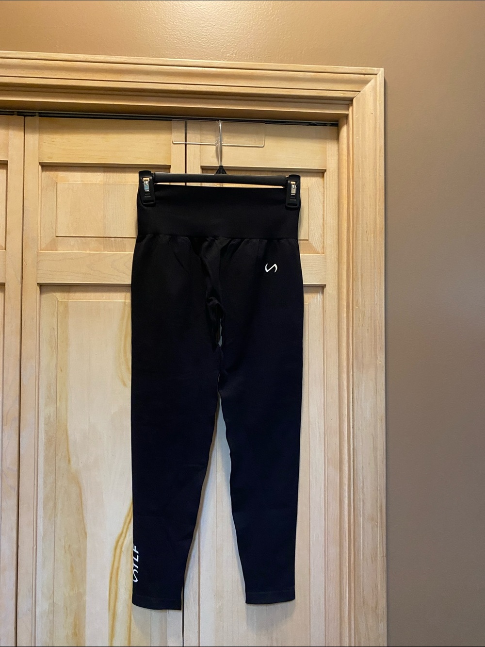 High-Rise Black Active Leggings with Minimal Logo
